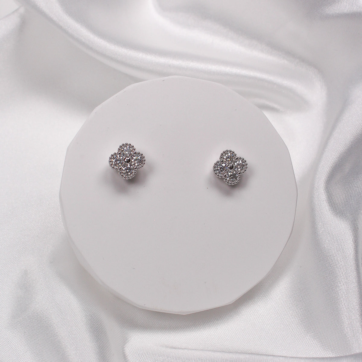 CLOVER MOISSANITE EARRINGS - Black & Bloom