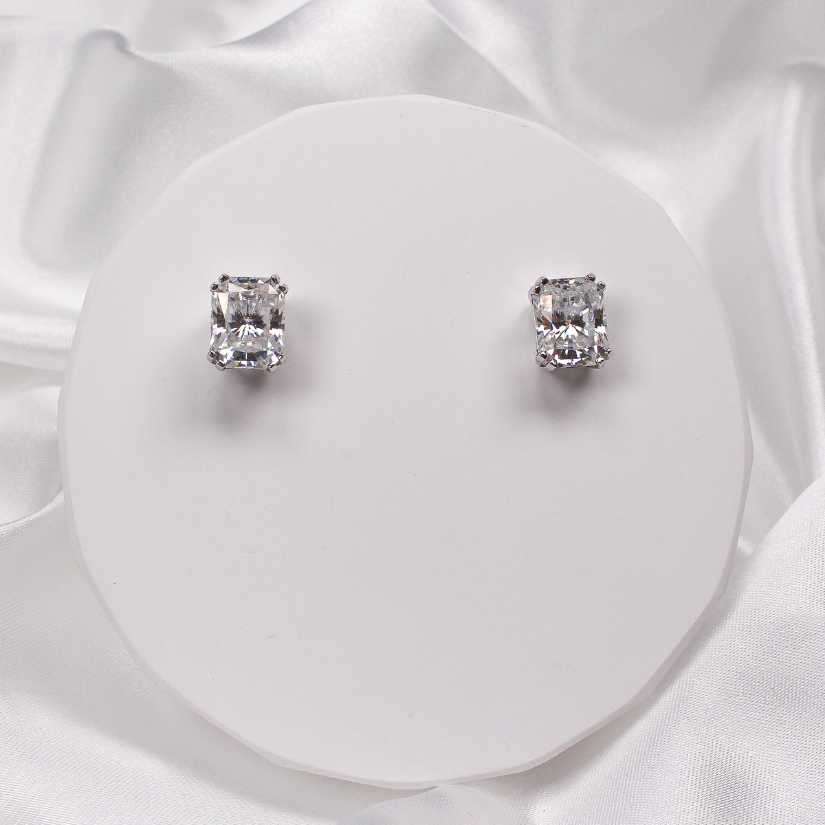 EMERALD MOISSANITE EARRINGS - Black & Bloom
