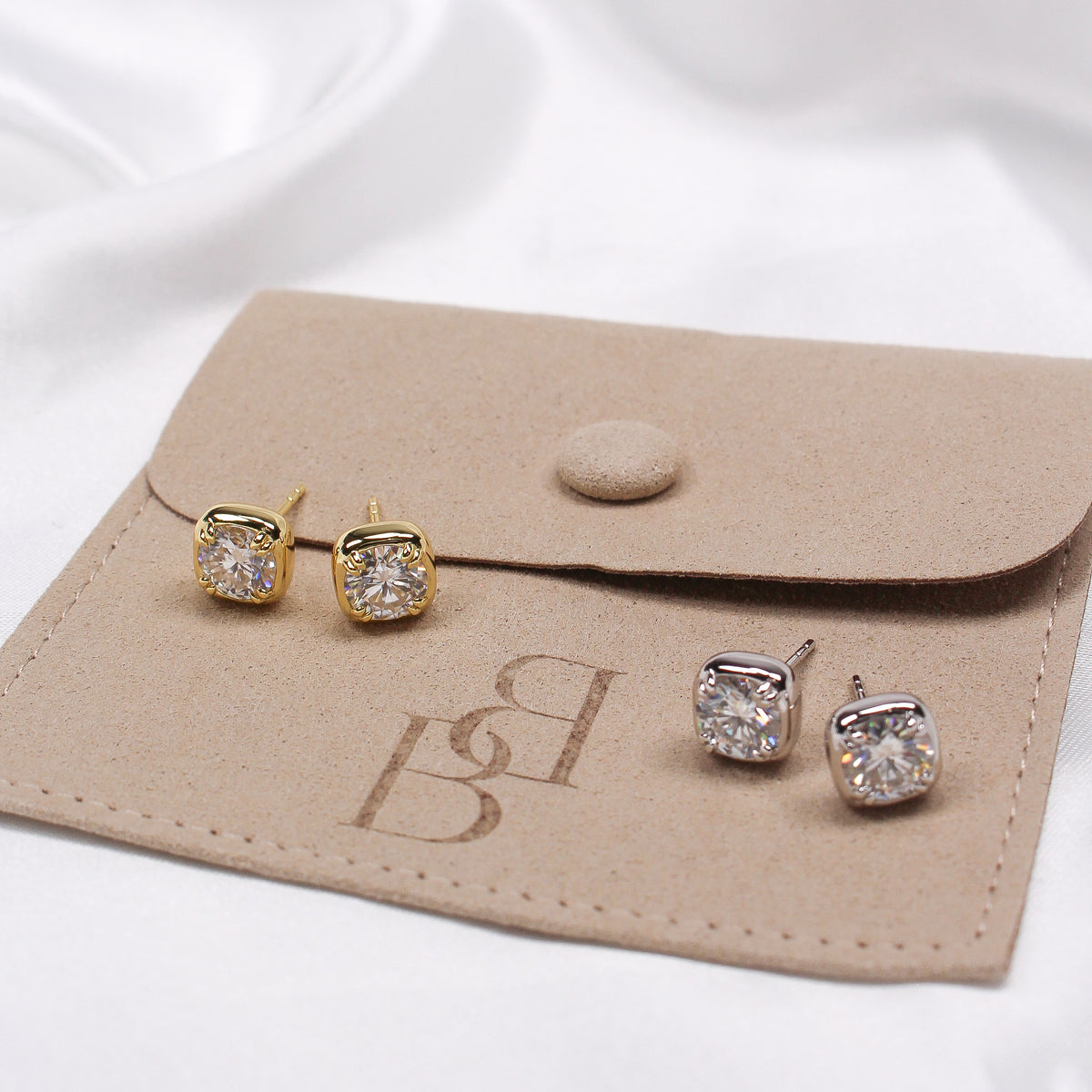 ROUND BEZEL MOISSANITE EARRINGS SILVER - Black & Bloom