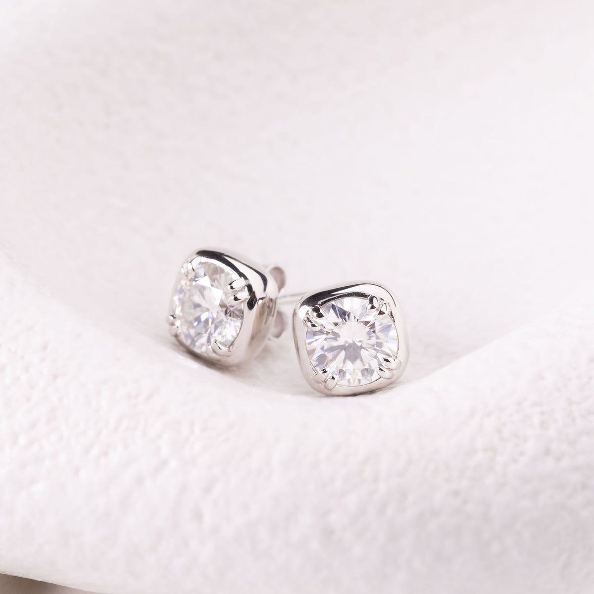 ROUND BEZEL MOISSANITE EARRINGS SILVER - Black & Bloom