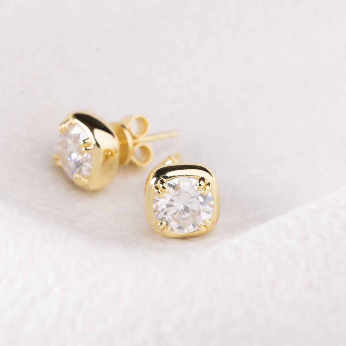 ROUND BEZEL MOISSANITE EARRINGS GOLD - Black & Bloom