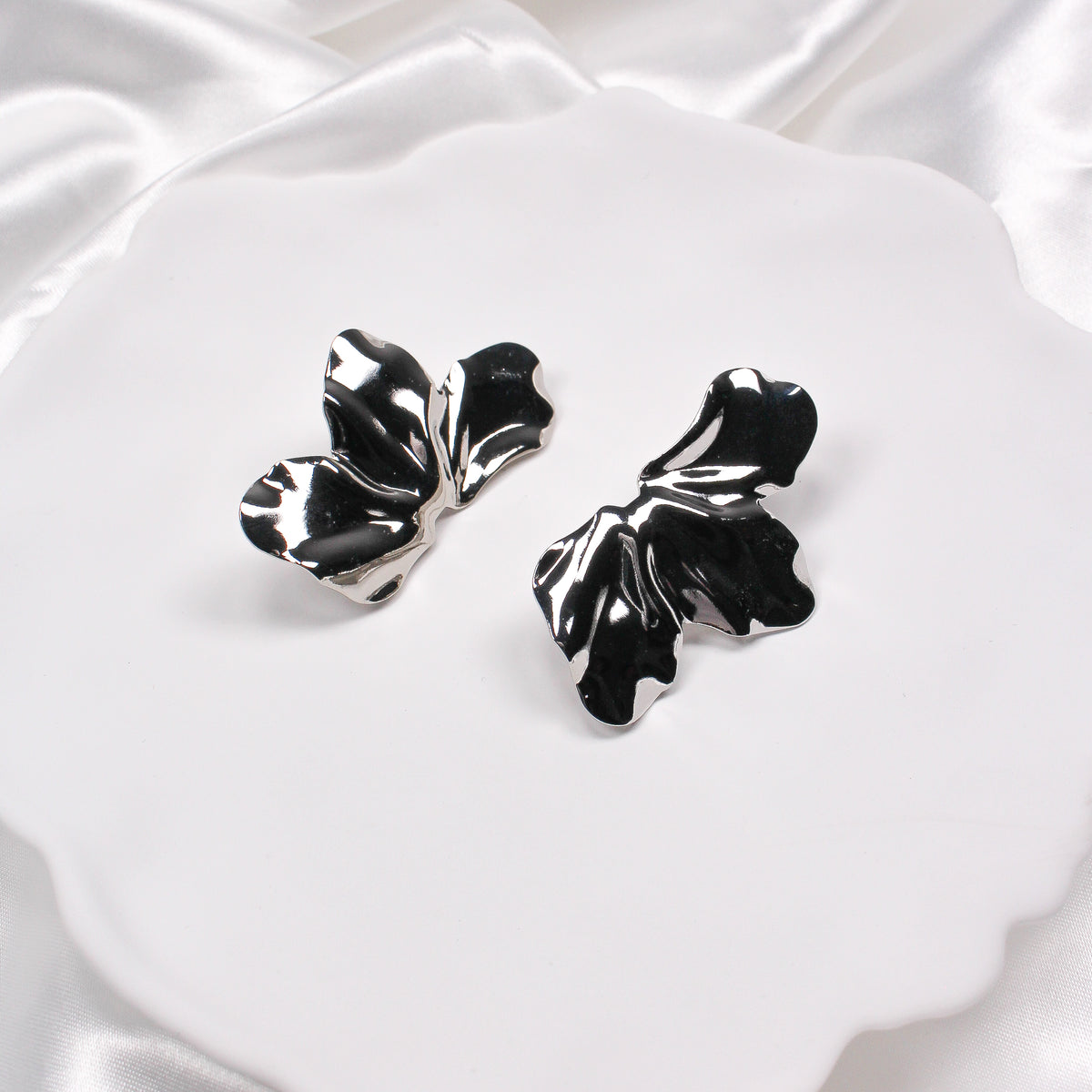 OLIVIA - SILVER (CLIP ON) - Black & Bloom