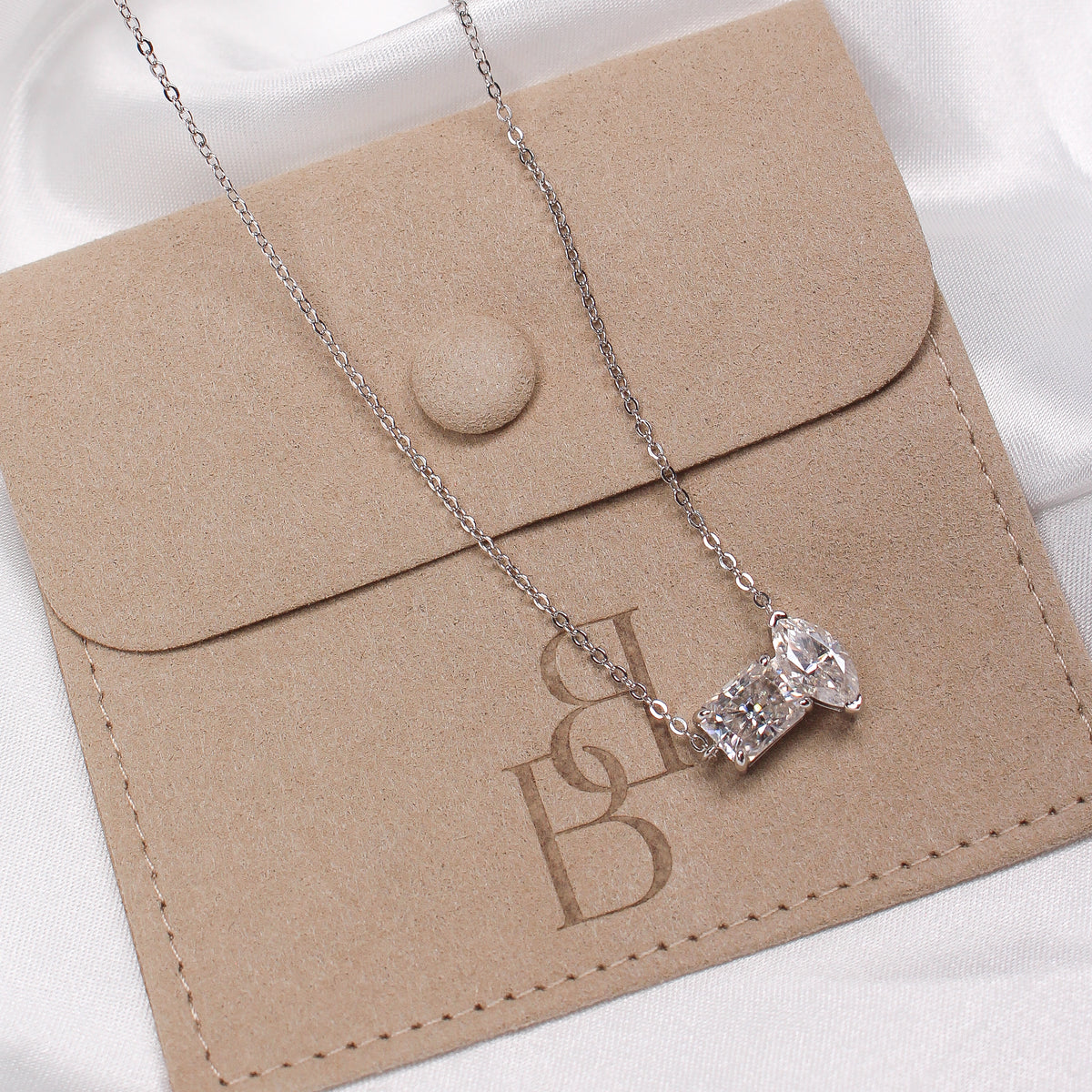 MOI ET TOI MOISSANITE NECKLACE - Black & Bloom