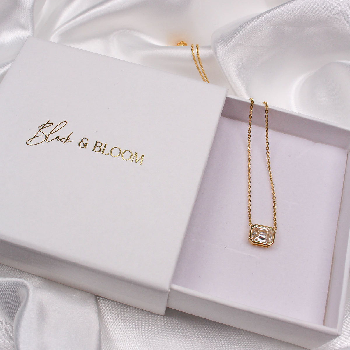 EMERALD BEZEL NECKLACE - Black & Bloom