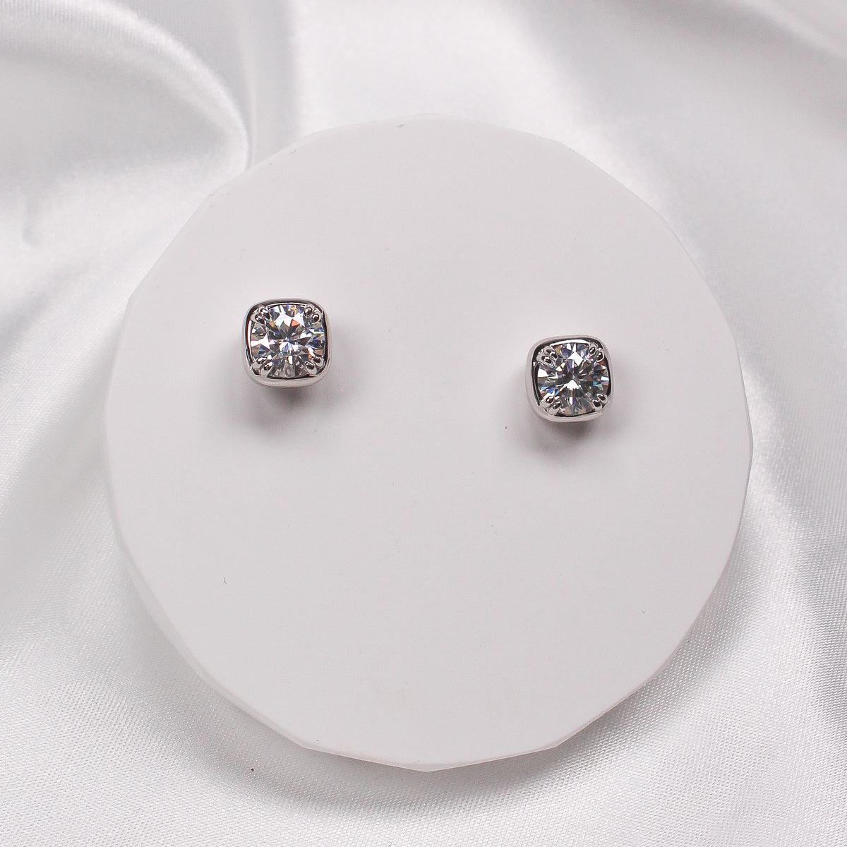 ROUND BEZEL MOISSANITE EARRINGS SILVER - Black & Bloom