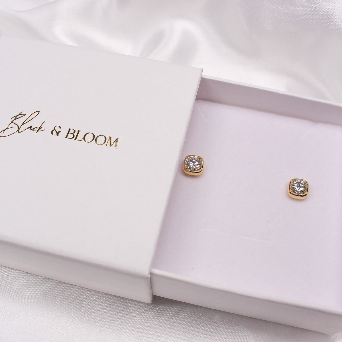 ROUND BEZEL MOISSANITE EARRINGS GOLD - Black & Bloom