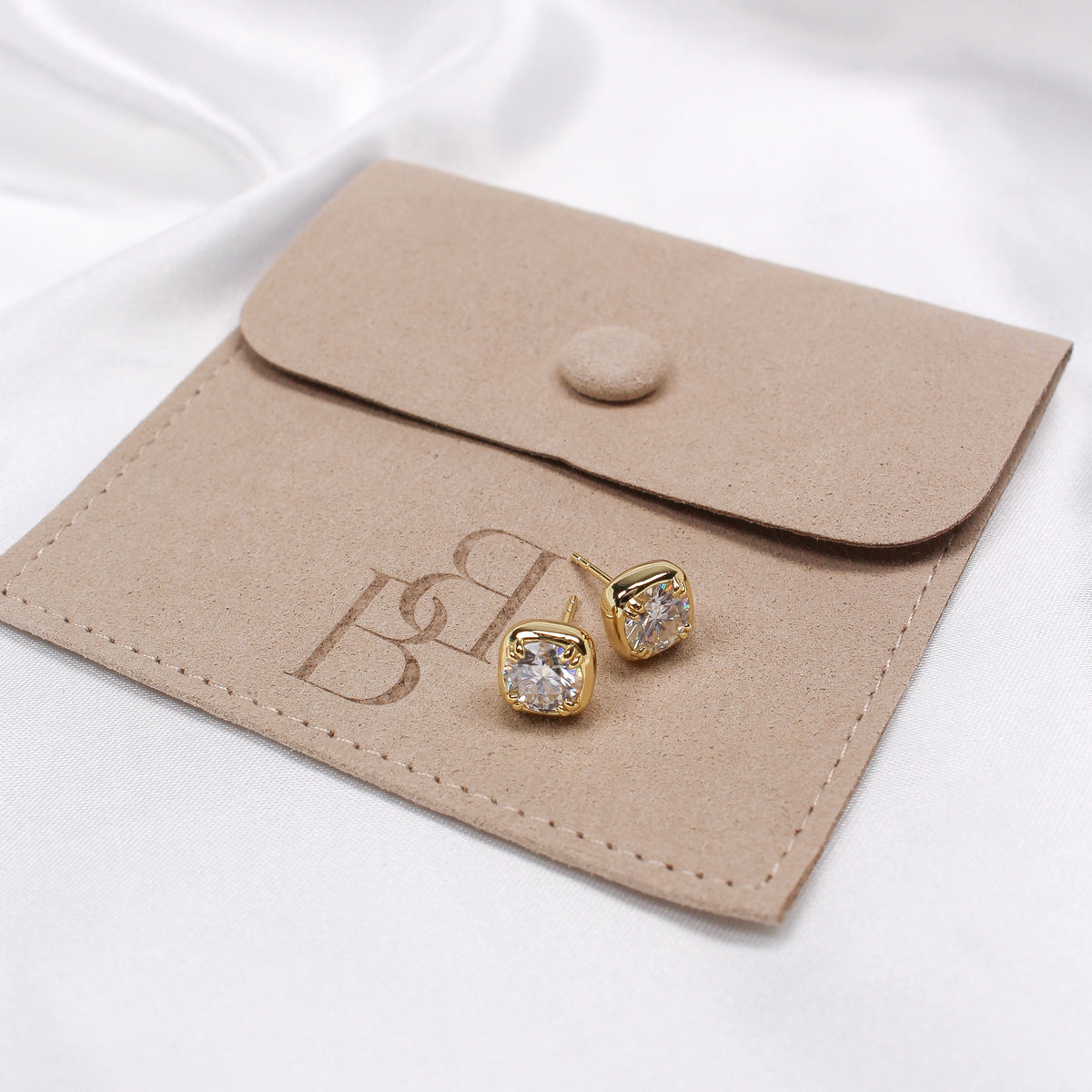 ROUND BEZEL MOISSANITE EARRINGS GOLD - Black & Bloom