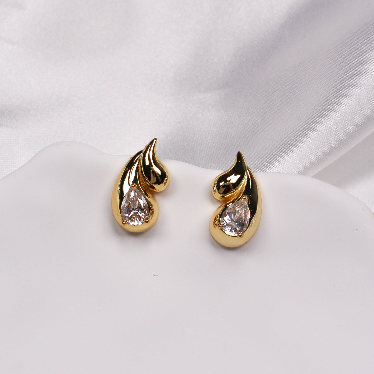 TEAR DROP MOISSANITE EARRINGS GOLD - Black & Bloom