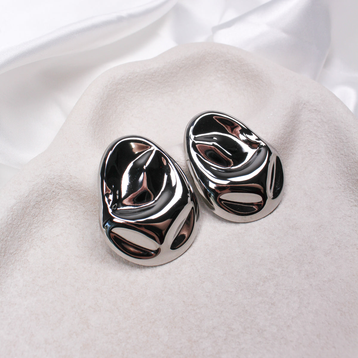 STEELE EARRINGS - Black & Bloom