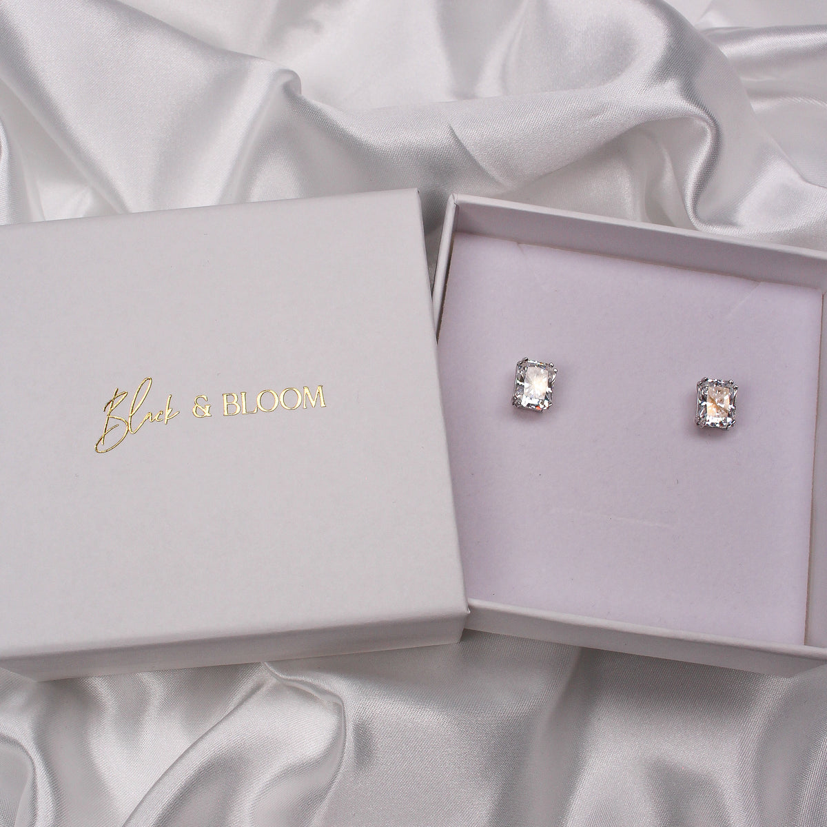 EMERALD MOISSANITE EARRINGS - Black & Bloom